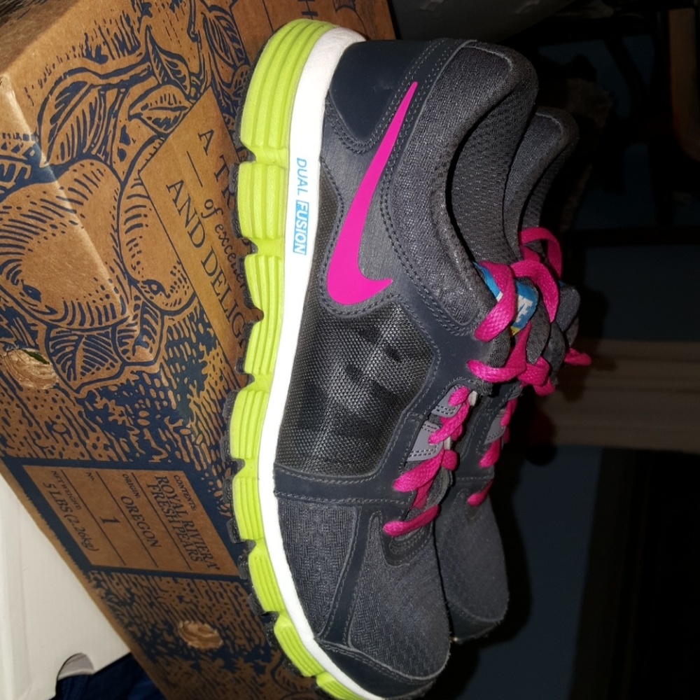 NIKE DUAL FUSION